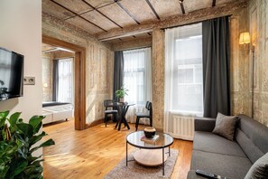 Leilighet – design | Oppholdsområde | En 40-tommers smart-TV med digitale kanaler