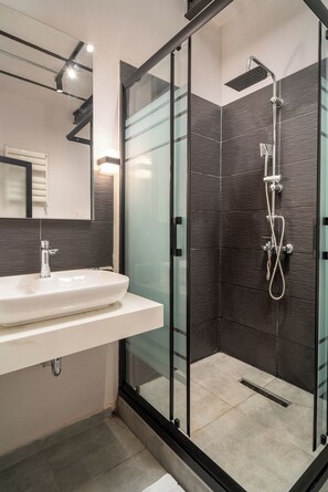 Douche, articles de toilette gratuits, sèche-cheveux, chaussons