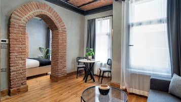 Design Apartment | Ruang tamu | 40 inci sebuah televisyen pintar dengan digital