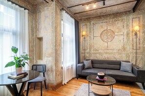 Design-Apartment | Wohnbereich | 40-Zoll-Smart-TV mit Digitalempfang
