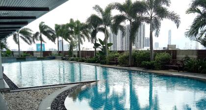 Location at the center of Bangkok. Convenient to travel around city.