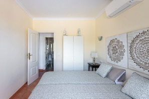 3 bedrooms, desk, iron/ironing board, travel cot - Villa Carlotta, Piscine Chauffee, 10 Minutes de la Plage en Voiture (Benitachell)