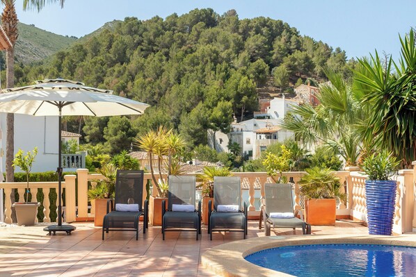 Outdoor pool, a heated pool - Villa Carlotta, Piscine Chauffee, 10 Minutes de la Plage en Voiture (Benitachell)