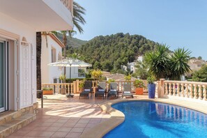 Piscina a l'aire lliure i piscina climatitzada 