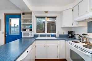 Fridge, microwave, oven, stovetop - Ocean Front, 3bdrm Condo with stunning views, 1 dog Ok, Neah-kah-nie (Manzanita)