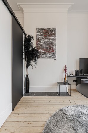 1 غرفة نوم وميني بار وخزنة داخل الغرفة ومكتب