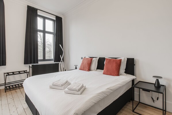 1 غرفة نوم وميني بار وخزنة داخل الغرفة ومكتب