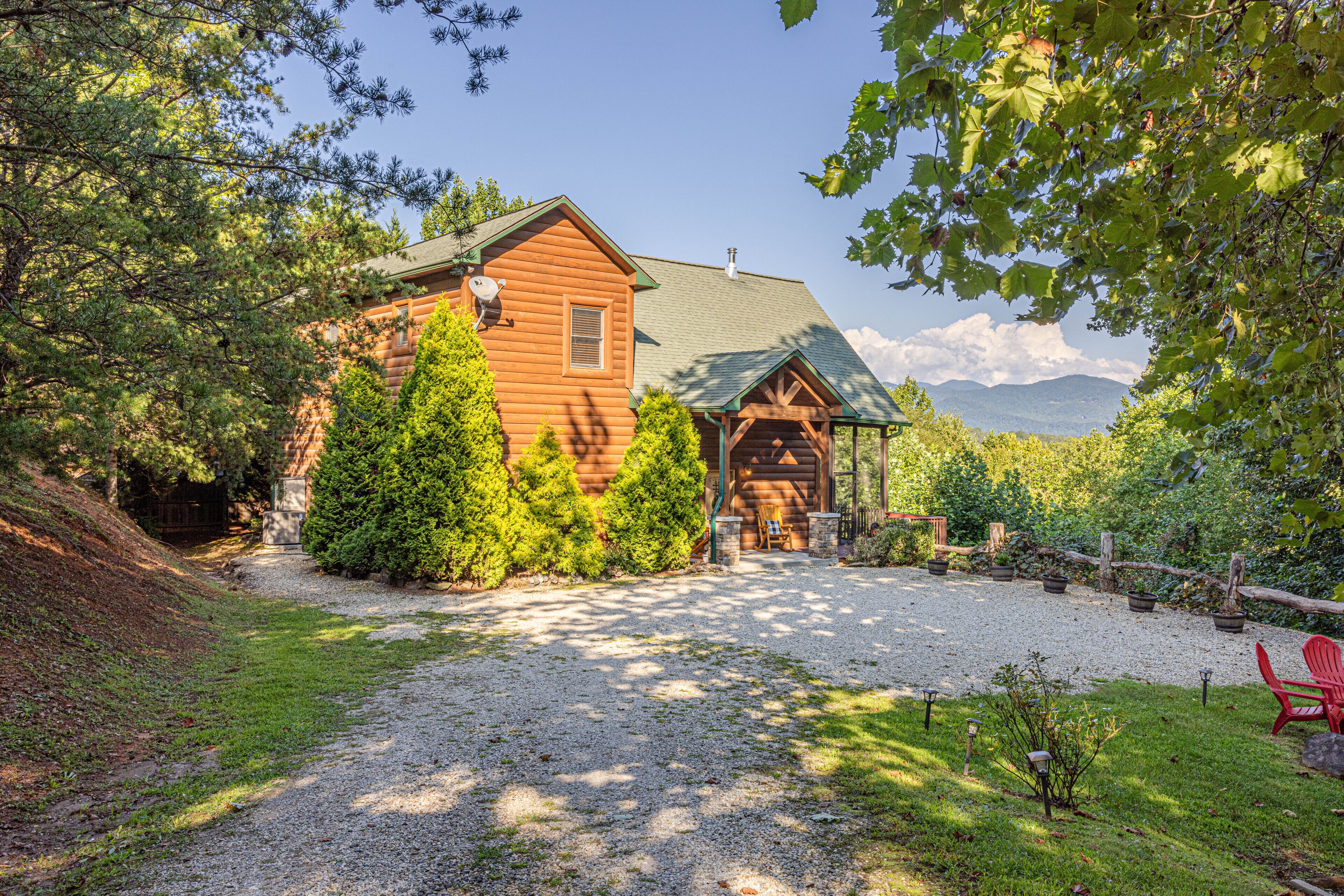 Pup friendly,hot tub, screen porch,fire pit with s’mores,casino close, swing bed