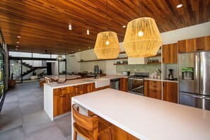 Een koelkast, een magnetron, een oven, een kookplaat