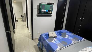 3 habitaciones, tabla de planchar con plancha, wifi y ropa de cama