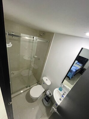 Toalhas de banho, sabonete, shampoo, papel higiênico