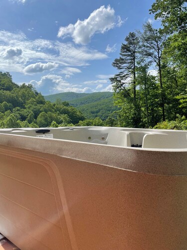 Secluded Cabin with a mountain view, hot tub, full kitchen, and living room.