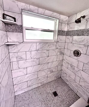 Dusche, Haartrockner, Handtücher, Shampoo
