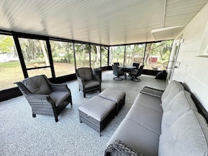 Smart-TV, Kamin, Videospiele, Tischtennisplatte