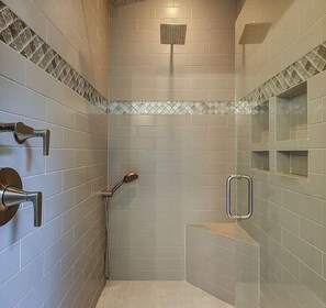 Shower, hair dryer, towels, soap - Bluffton Village Home-4BR Heart of Old Town Luxury (Bluffton)