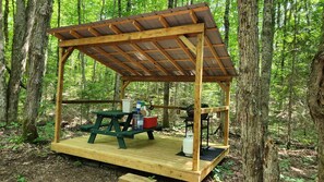 Outdoor dining - Secluded Muskoka Glamping Cabin with Private Lake & Trails (Emsdale)