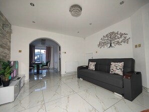 TV - Tyburn House, Birmingham B24 with FREE Parking and FREE WiFi (West Midlands)