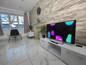 Interior - Tyburn House, Birmingham B24 with FREE Parking and FREE WiFi (West Midlands)