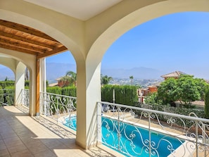 Pool - 5 bed villa with pool in Cerros de Aguila (Mijas Costa)