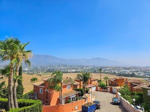 Exterior - 5 bed villa with pool in Cerros de Aguila (Mijas Costa)