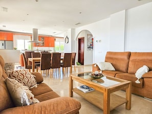 TV - 5 bed villa with pool in Cerros de Aguila (Mijas Costa)