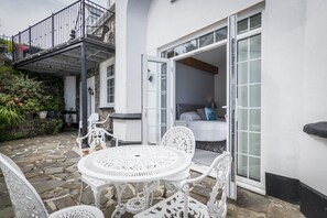 Outdoor dining - The Coach House - 3 Bedroom - Penally - Tenby (Tenby)