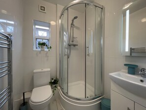 Shower, hair dryer, towels, soap - Cosy Studio Flat Close To Bexleyheath Centre - Pass the Keys (Bexleyheath)
