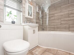 Shower, hair dryer, towels - Large Family Getaway - Pass the Keys (Leeds)