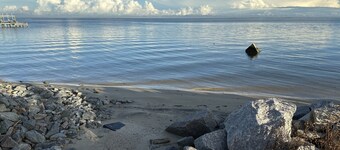 Charming Historic Cottage with Private Waterfront on Core Sound -Pet Friendly