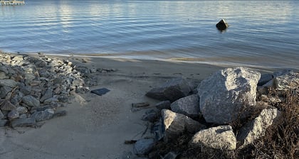 Charming Historic Cottage with Private Waterfront on Core Sound -Pet Friendly