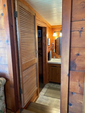 ヘアドライヤー、タオル、石鹸、シャンプー