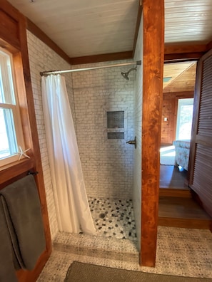 Hair dryer, towels, soap, shampoo - Charming Historic Cottage with Private Waterfront on Core Sound -Pet Friendly (Atlantic)