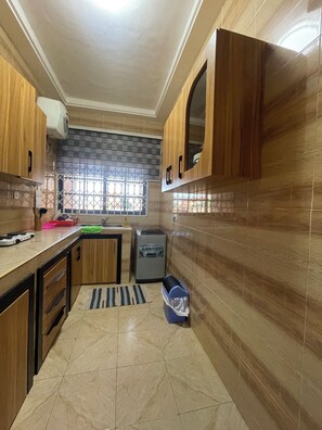 Apartamento | Cocina privada | Frigorífico grande, microondas, placa de cocina y arrocera