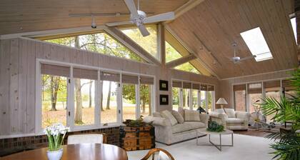 Spacious Townhouse - King bed, convenient ,restaurants, Historic downtown,