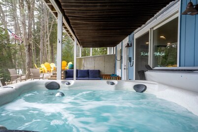 Stunning Lakefront Oasis—Hot Tub, Beach & Luxury!