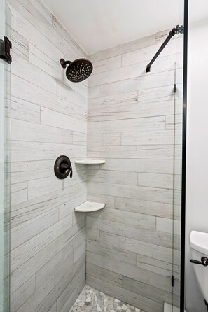 Tina con regadera, secadora de cabello, bidet, toallas 