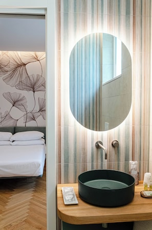 Quarto clássico, vista para o jardim | Banheiro | Produtos de toalete grátis, secador de cabelo, bidê, toalhas de banho