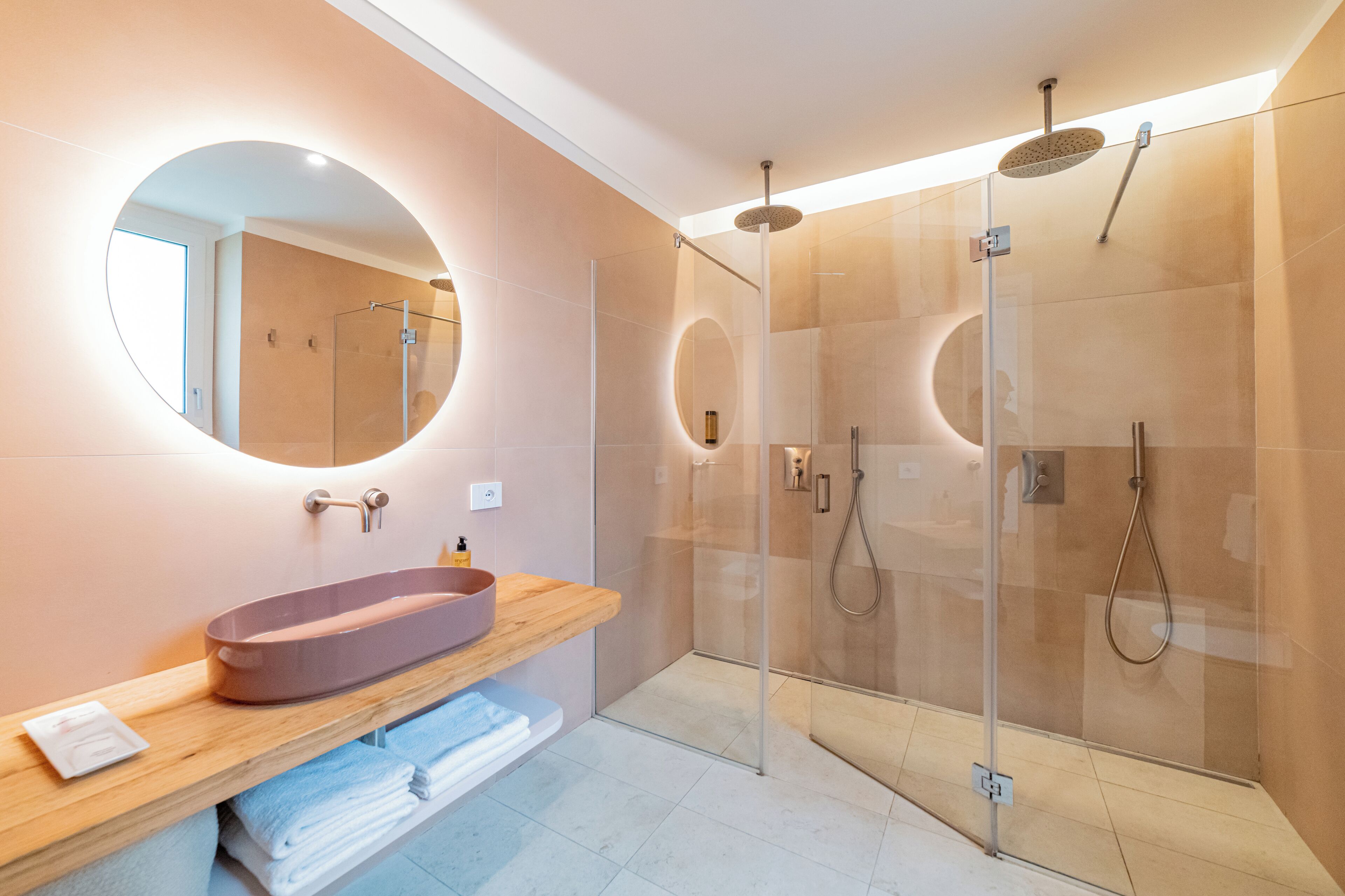 Deluxe-Zimmer, 1 King-Bett, Balkon, Gartenblick | Badezimmer | Kostenlose Toilettenartikel, Haartrockner, Bidet, Handtücher
