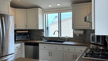 Coffee/tea maker, fridge, microwave, oven