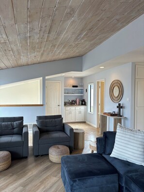 Smart TV, chimenea y libros 