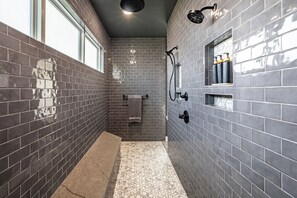 Ensemble baignoire-douche, séchoir à cheveux, serviettes fournies