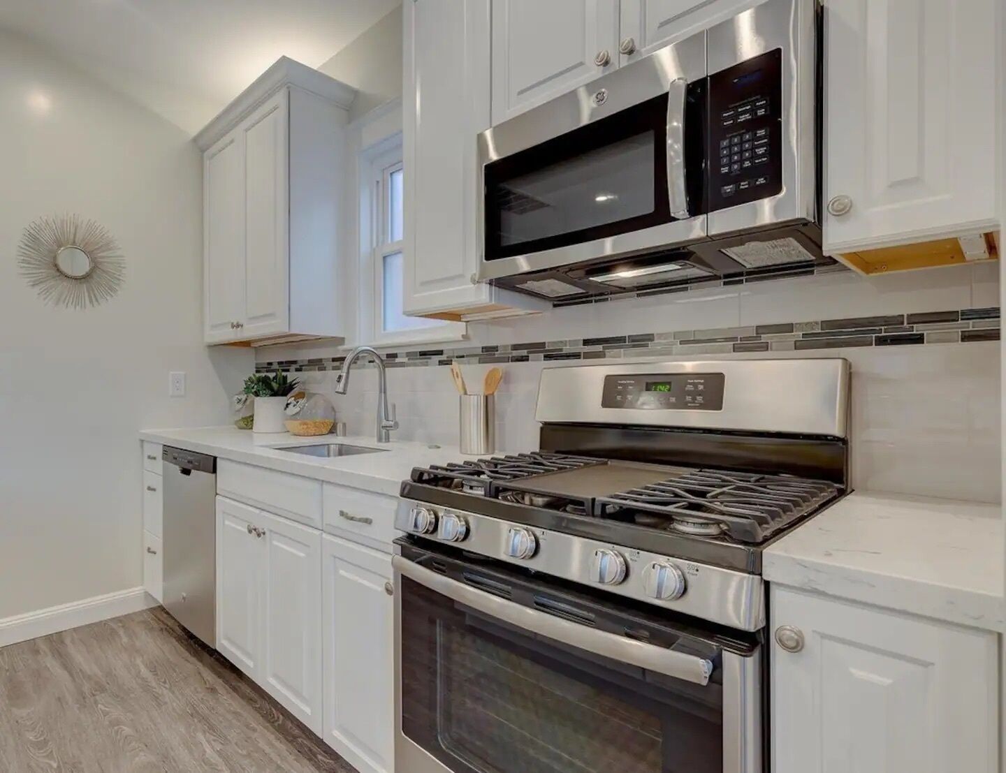 Family Stay - Renovated, Quiet 3bed/2ba w/Parking Garage & Backyard