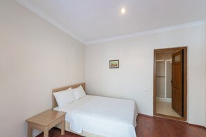 Muebles diferentes, escritorio, sistema de insonorización y wifi gratis 