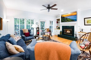 Smart TV, fireplace, DVD player, stereo