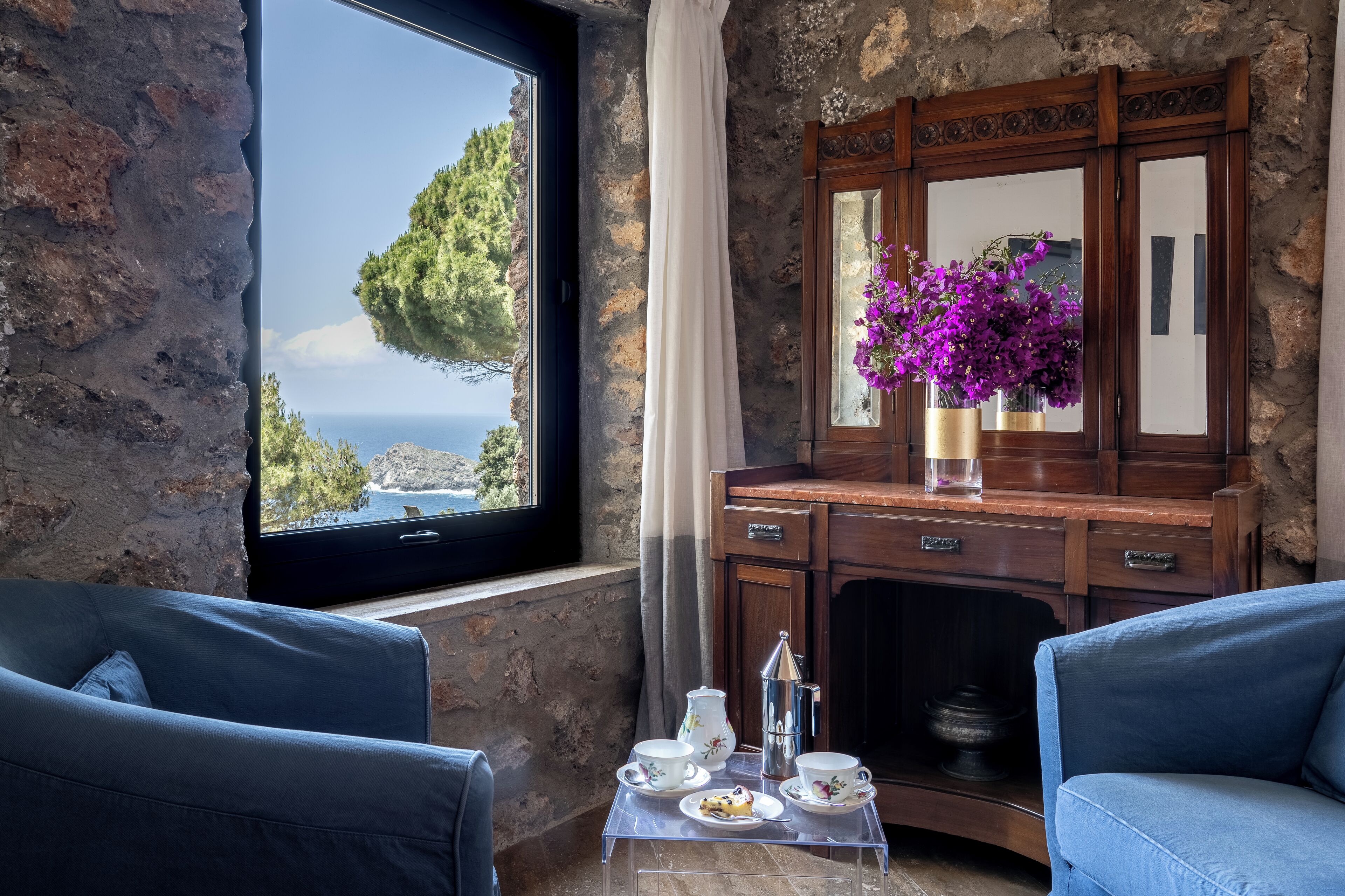 Apartment | Living area | 32-inch flat-screen TV with cable channels