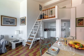 Apartment | Private kitchen | Full-sized fridge, oven, stovetop, cookware/dishes/utensils
