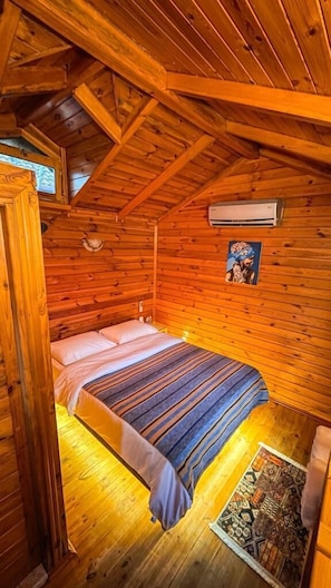Bangalô standard, 1 cama King, vista para o jardim | Wi-Fi de cortesia, roupa de cama