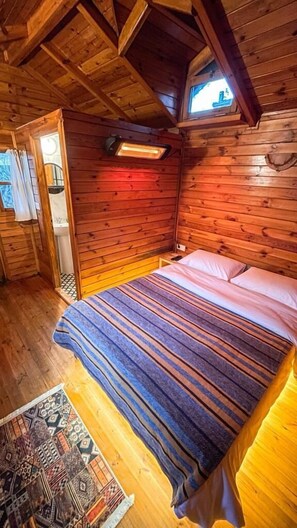 Bungalow Standard - 1 kingsize-säng - utsikt mot trädgården | Gratis wi-fi och sängkläder