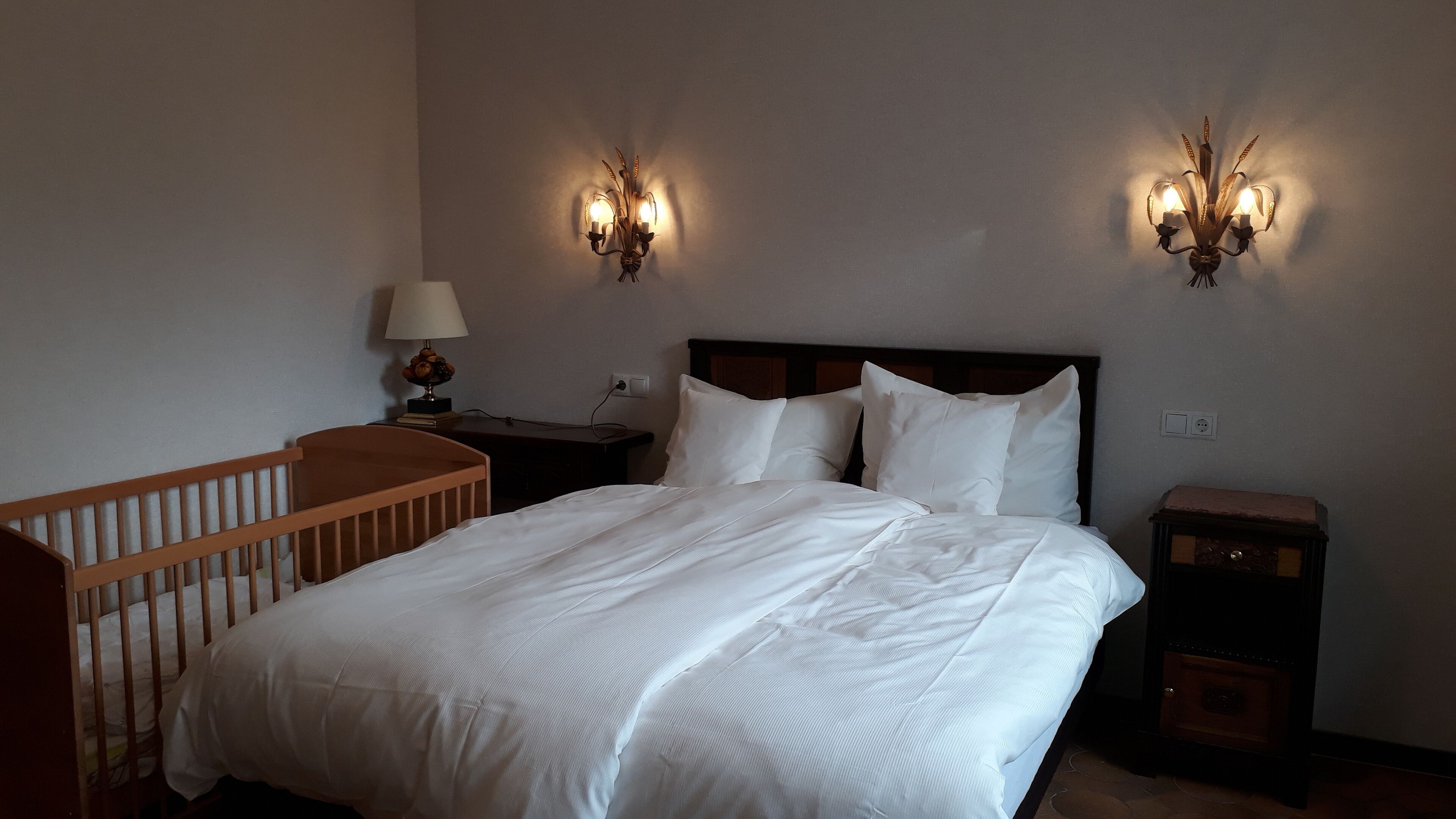 7 slaapkamers, een strijkplank/strijkijzer, reisbedje, gratis wifi