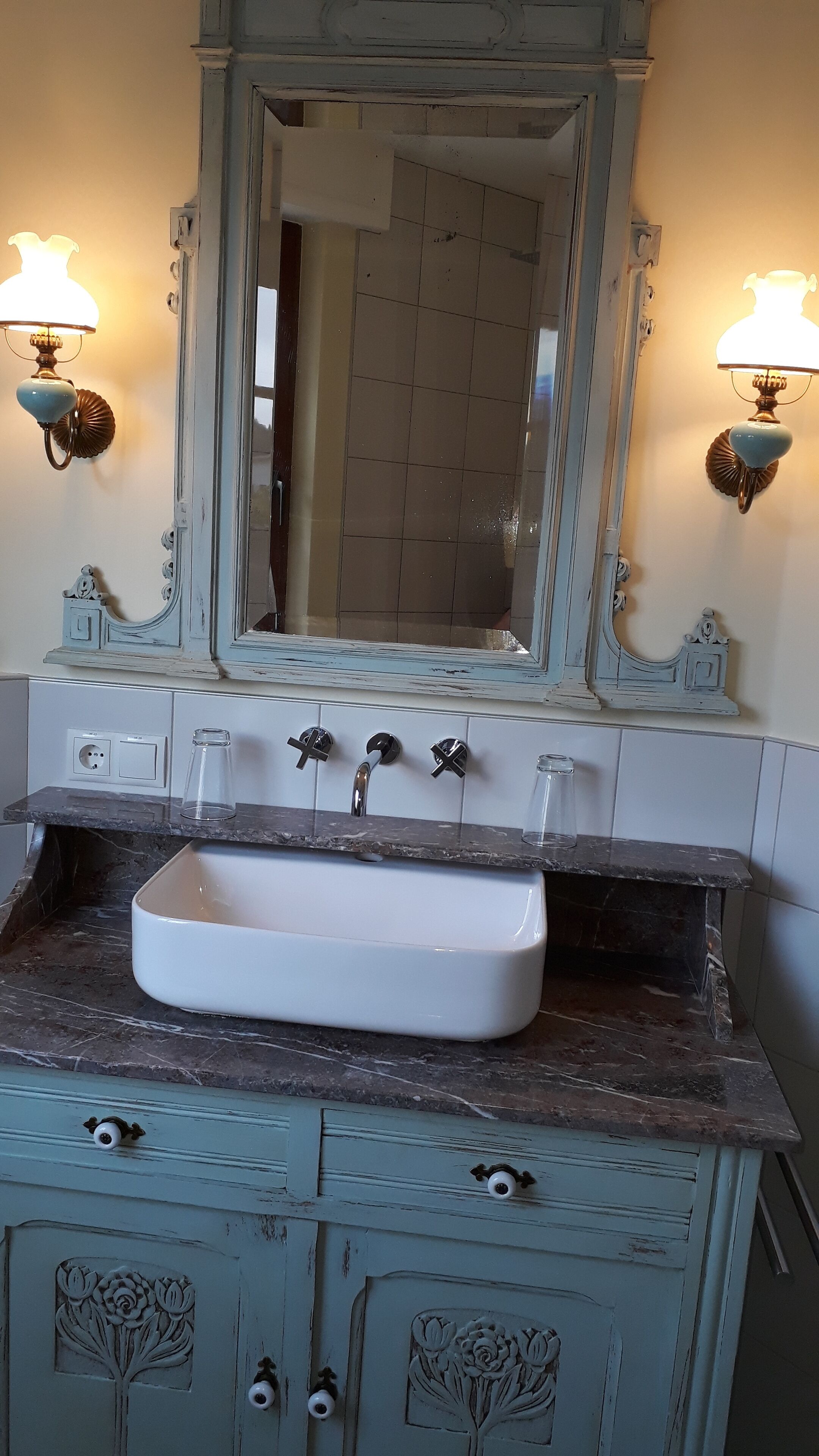 Een douche, een haardroger, handdoeken, toiletpapier